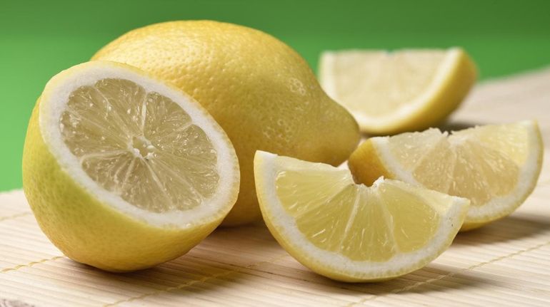 No espor el aroma: por qué recomiendan poner cáscaras de limón dentro de un frasco