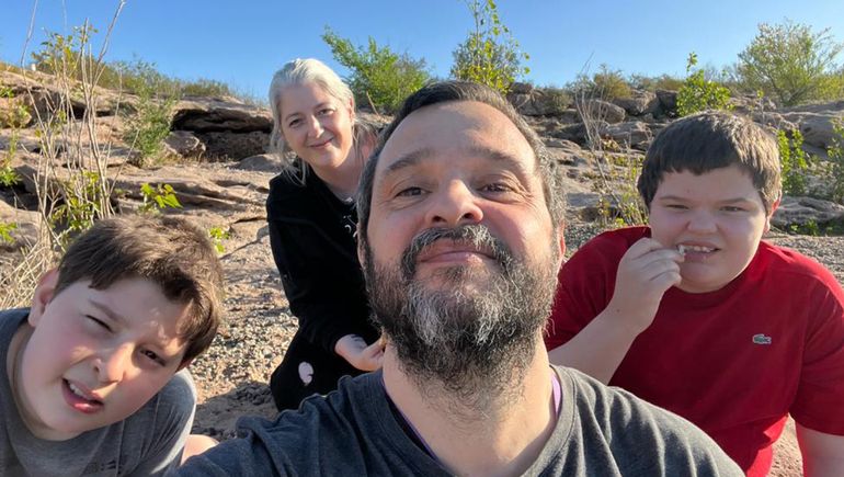 El conmovedor mensaje de un niño de 10 años a su mellizo con autismo