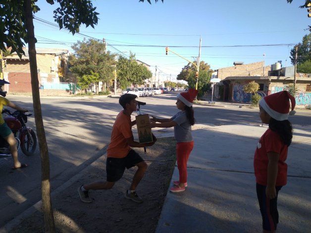 Enviados de Papá Noel, una familia entregó cajas navideñas en el basural