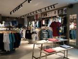 Cierra la fábrica de tres populares marcas de ropa urbana que se venden en Argentina