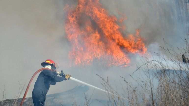 Suman dotaciones y siguen las tareas para combatir el fuego