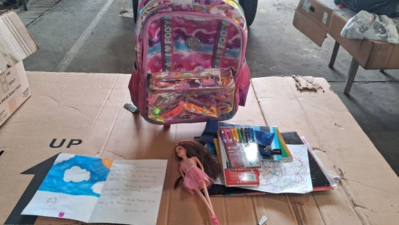 La muñeca de Alma, con la mochila, los útiles y la carta que escribió de puño y letra para enviar a Bahía Blanca.