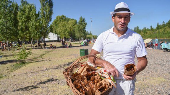 Churros, panchos, choripanes, hamburguesas, helados y tortas fritas. En la costa hay para casi todos los gustos.