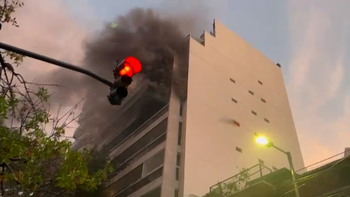 incendio en un edificio: hay personas atrapadas y 14 vecinos fueron evacuados incendio en un edificio: hay personas atrapadas y 14 vecinos fueron evacuados