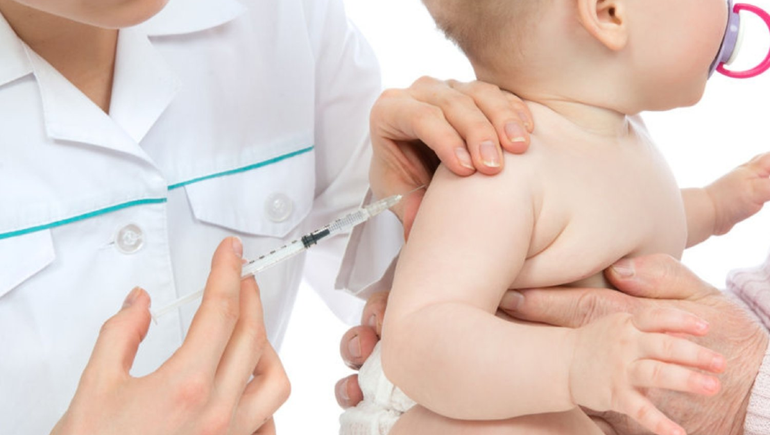 Ordenaron que una bebé con padres antivacunas reciba las dosis obligatorias