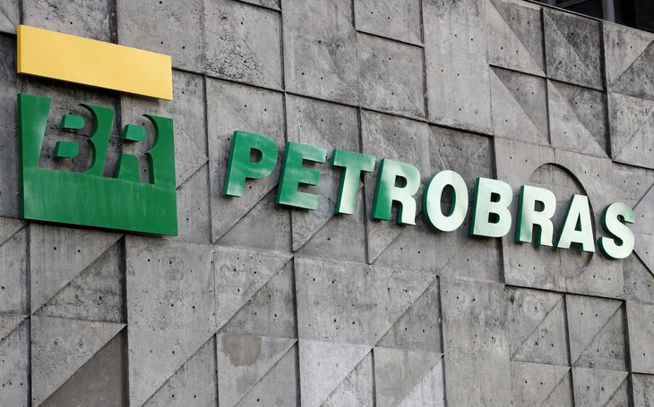 FOTO ARCHIVO: Un logotipo de la petrolera estatal brasileña Petrobras se ve en su sede en Río de Janeiro, Brasil. 16 de octubre de 2019. REUTERS/Sergio Moraes/Archivo FOTO ARCHIVO: Un logotipo de la petrolera estatal brasileña Petrobras se ve en su sede en Río de Janeiro, Brasil. 16 de octubre de 2019. REUTERS/Sergio Moraes/Archivo
