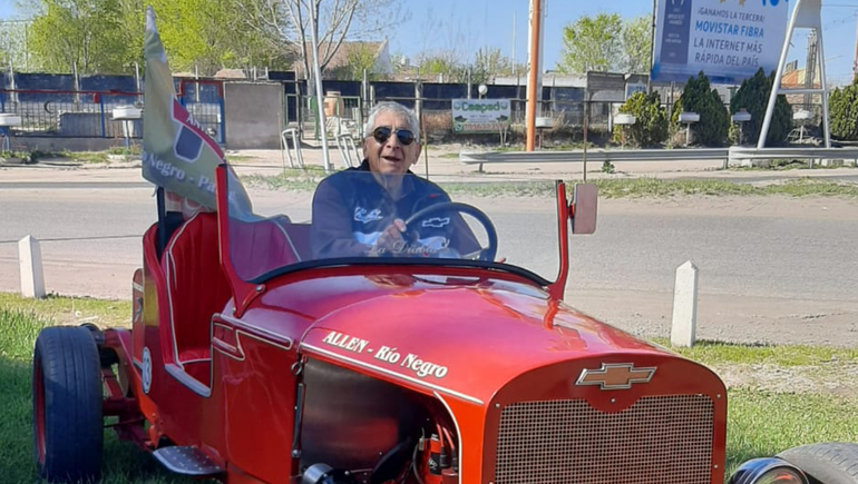Con 77 años, salió a rodar con su amor de cuatro ruedas en Allen