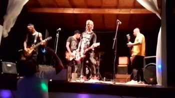 Testigos que se encontraban en el lugar aseguraron que se desplomó repentinamente. Se murió tocando en vivo.