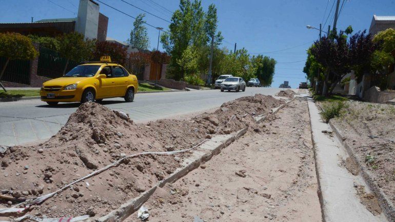 Los mismos vecinos tienen que rellenar un tramo de la cuadra.