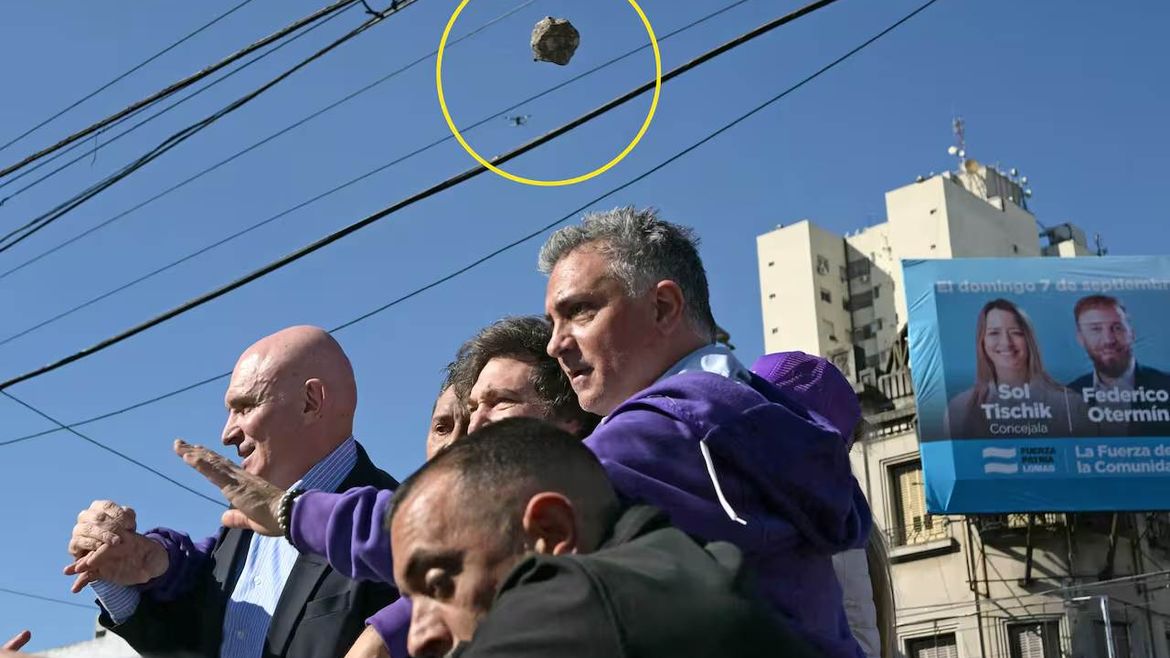 Ataque con piedrazos a Javier Milei y José Luis Espert, en Lomas de Zamora. Ataque con piedrazos a Javier Milei y José Luis Espert, en Lomas de Zamora.