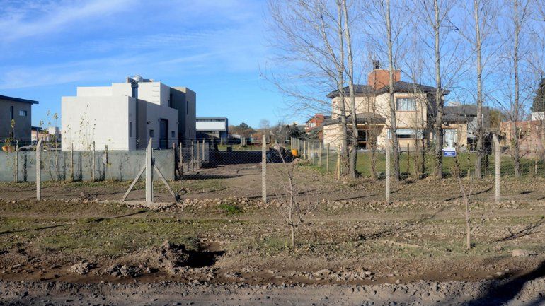 La clase alta neuquina se ubica en los loteos cerrados ubicados a la vera de los ríos y los profesionales