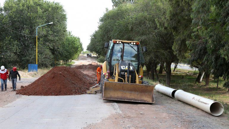 Trabajan para arreglar el caño que se rompió hace dos semanas. &nbsp;