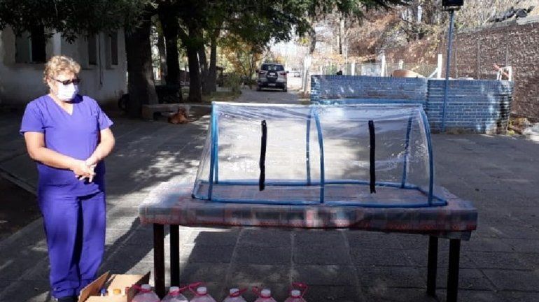 Internos de Roca confeccionaron una cámara de aislamiento para el hospital