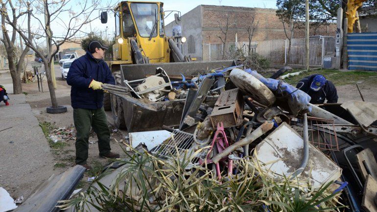 Uno de los operarios retirando escombros y ramas.