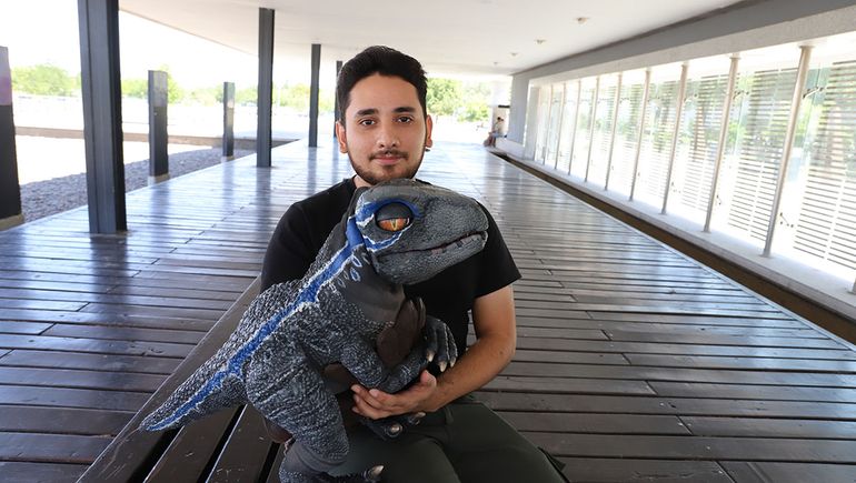 Un dinosaurio que capta todas las miradas y le cambió la vida