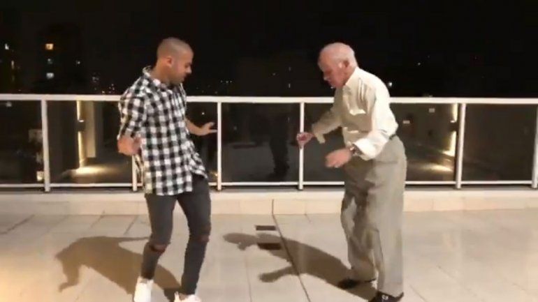 El hombre podría hacer alguna participación en los ritmos que requieren de un tercer bailarín.