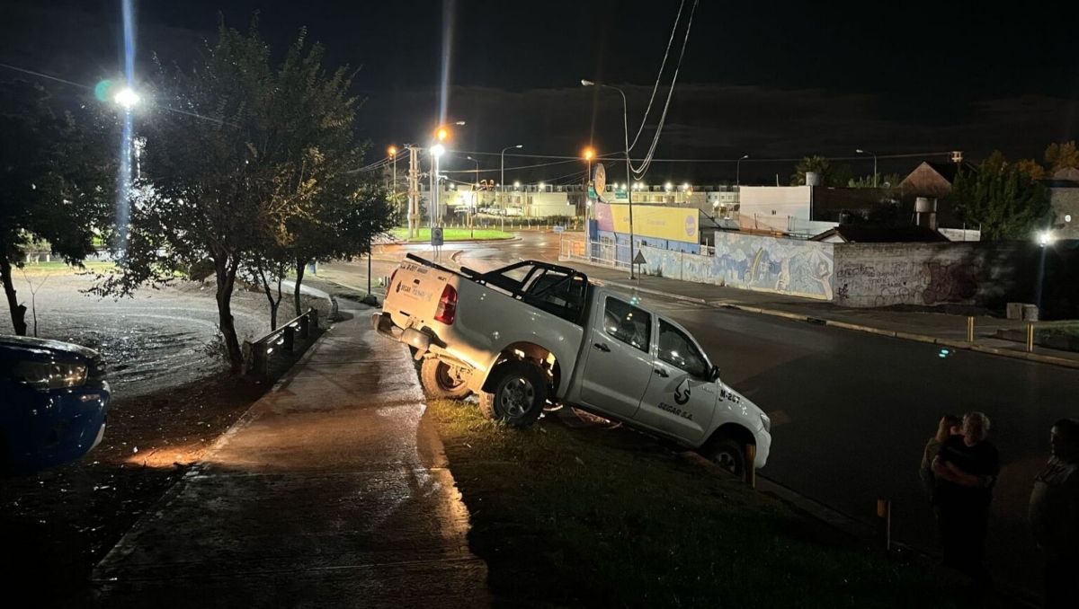 Dos insólitos accidentes en la misma curva en Centenario