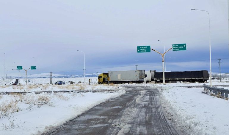 Alerta por viento y nieve en Neuquén: Vialidad pide evitar el tránsito en las rutas