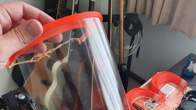 Crean protectores faciales para hospitales con impresoras 3D