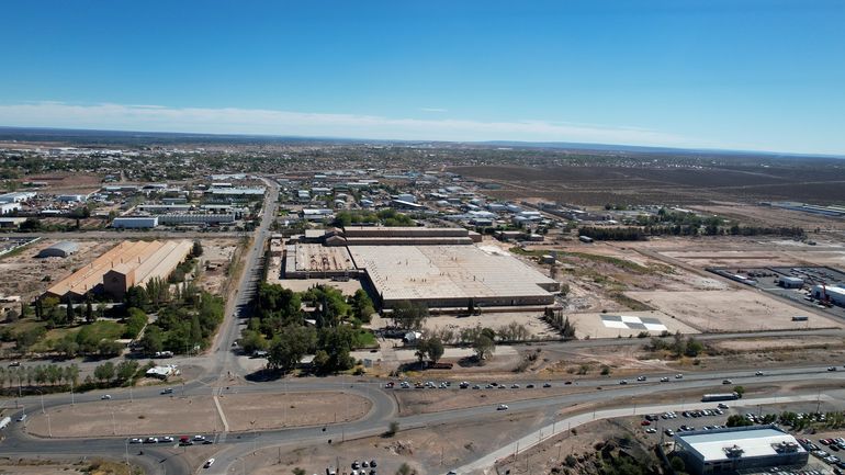 La ex fábrica Zanon (derecha) y Cerámica Neuquén (izquierda) en el Parque Industrial Neuquén. La ex fábrica Zanon (derecha) y Cerámica Neuquén (izquierda) en el Parque Industrial Neuquén.
