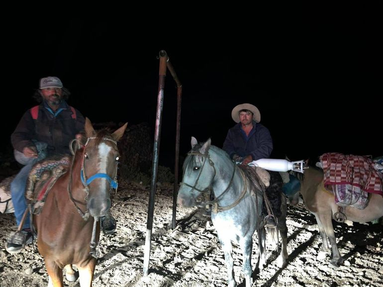 Caminaron 4 horas y pasaron la noche en el Volcán Tromen: el impactante rescate a un criancero que se cayó del caballo
