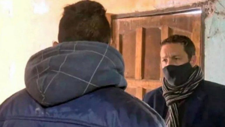 Denunció que su jefe y 14 personas más lo abusaron