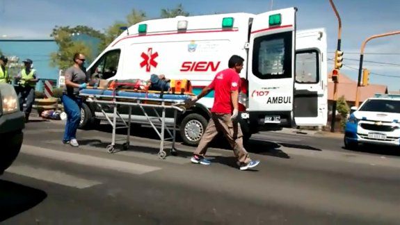 Un motociclista herido tras chocar contra un auto en la Ruta 22