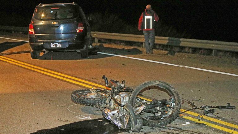 La moto chocó de frente contra un auto en el que viajaba un matrimonio.