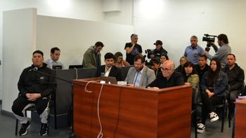 Gonzalo Sebogia, a la izquierda vestido de negro, seguirá en prisión preventiva hasta el 3 de febrero de 2026.   Gonzalo Sebogia, a la izquierda vestido de negro, seguirá en prisión preventiva hasta el 3 de febrero de 2026.