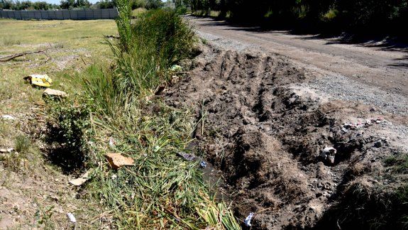 Borracho cayó a un canal con la camioneta llena de verduras