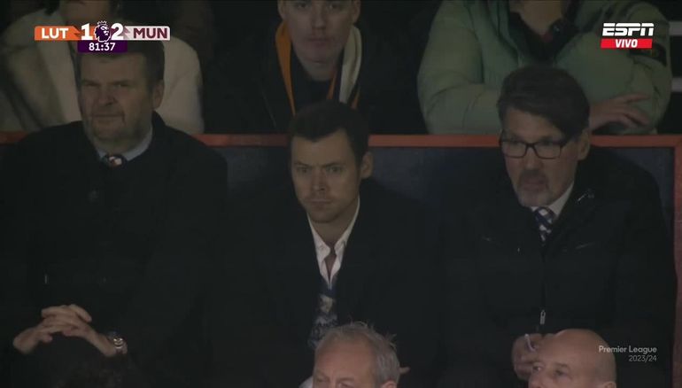 Harry Styles en la tribuna del Luton contra el Manchester United. 