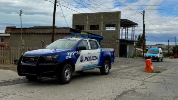 Durante un largo rato, la tranquila cuadra de la calle Eva Perón, en El Calafate, se vio copada por el operativo de la policía de Santa Cruz.&nbsp;