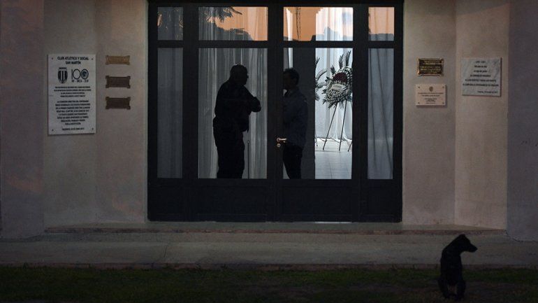 La perrita de Emiliano Sala emocionó a todos en su velorio