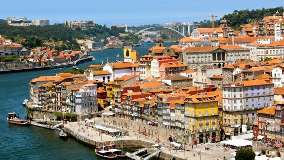 La tabla impositiva rige desde agosto para las casas a estrenar, y con la revisión catastral se aplicará al resto de las viviendas, según el gobierno de Antonio Costa, primer ministro de Portugal (foto margen superior derecho).