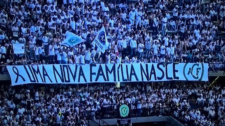 Hinchas de Nacional homenajean a las víctimas de la tragedia