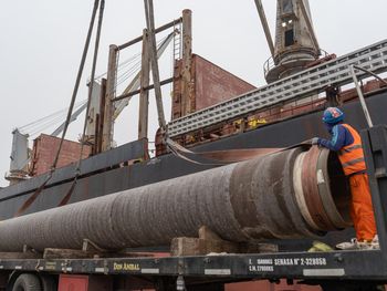 VMOS: embarcan desde Dock Sud los tubos que serán instalados frente a la costa de Río Negro. VMOS: embarcan desde Dock Sud los tubos que serán instalados frente a la costa de Río Negro.