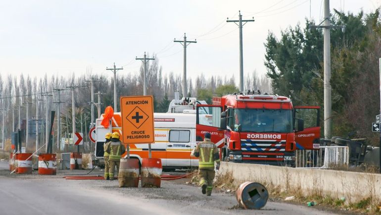 El operativo para remover el camión cargado de petróleo volcado se realiza con extremas medidas de seguridad. Primero deben retirar el crudo.&nbsp;