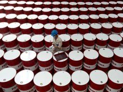 Foto de archivo. Un trabajador se prepara para etiquetar barriles de aceite lubricante en las instalaciones de producción de lubricantes de la compañía petrolera estatal Pertamina en Cilacap, Java Foto de archivo. Un trabajador se prepara para etiquetar barriles de aceite lubricante en las instalaciones de producción de lubricantes de la compañía petrolera estatal Pertamina en Cilacap, Java