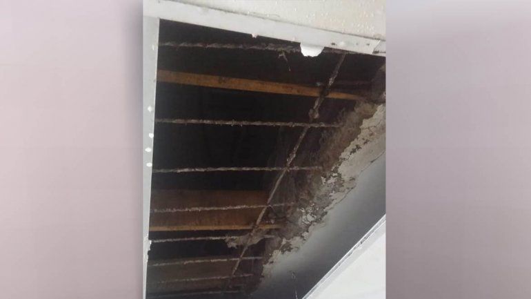 Se cayeron paneles del techo del baño en la escuela 268 de Senillosa