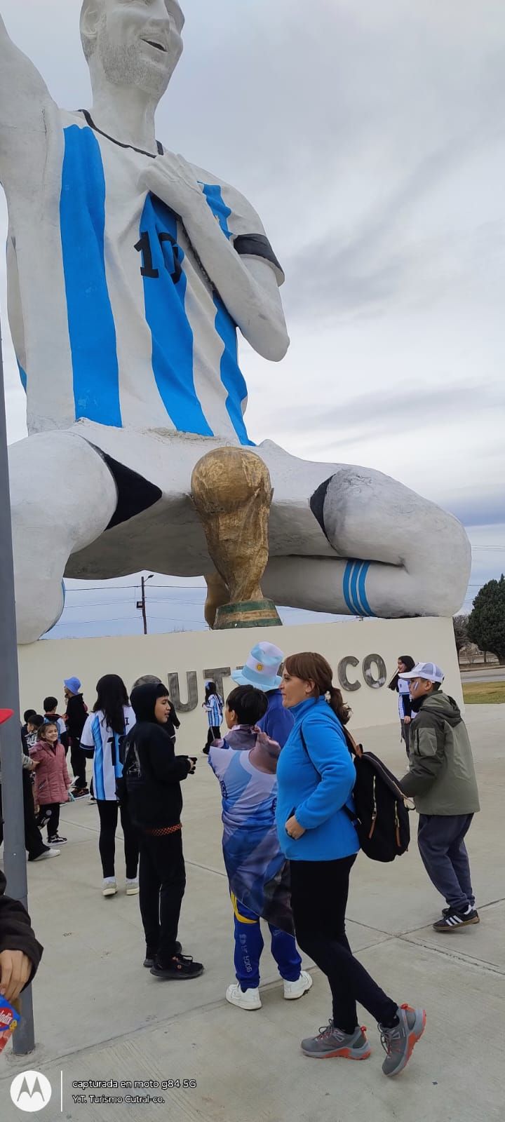Chicos de Mariano Moreno yLos Hornos en el monumento a Messi de Cutral Co.