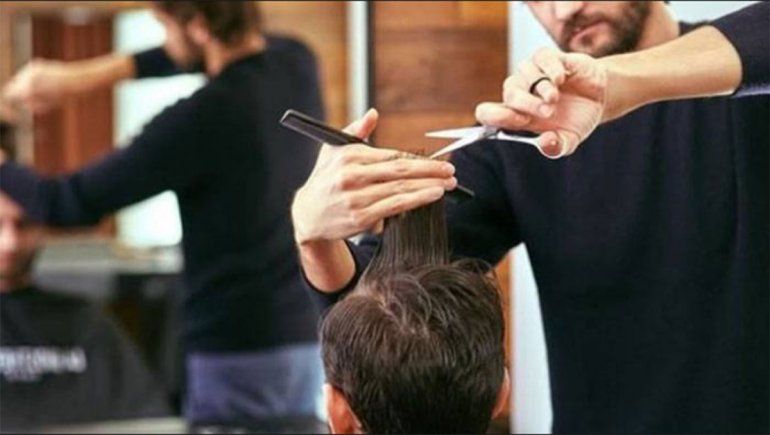 Peluqueros piden al gobernador que les permita abrir