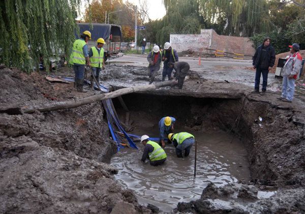Un acueducto roto dejó sin agua al este de la ciudad