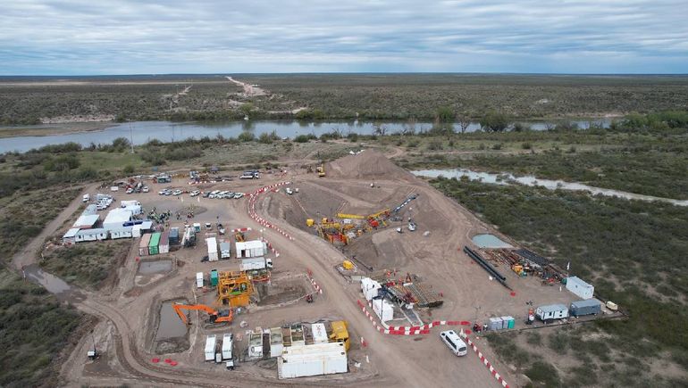 El cruce del VMOS de norte a sur por el río Negro. El oleoducto pasa 25 metros por debajo del agua.