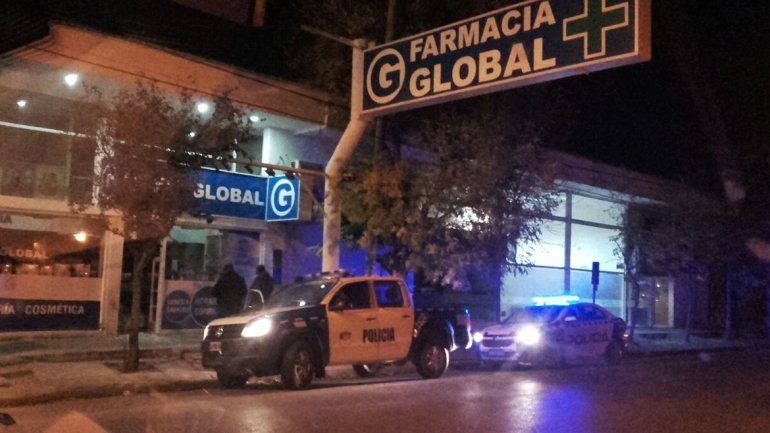 Destrozan el blindex de una farmacia pero no roban nada