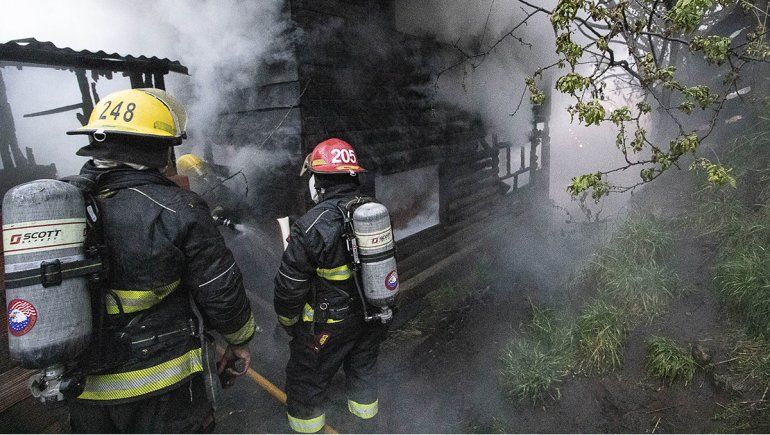 Era una casa de 70 metros cuadrados de dos plantas construida a base de madera, donde vivía una madre con cuatro menores.