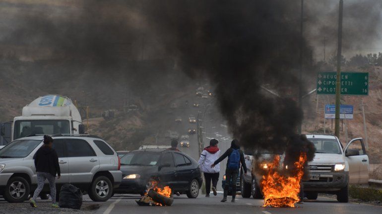 Los manifestantes interrumpieron el tránsito con gomas incendiadas.