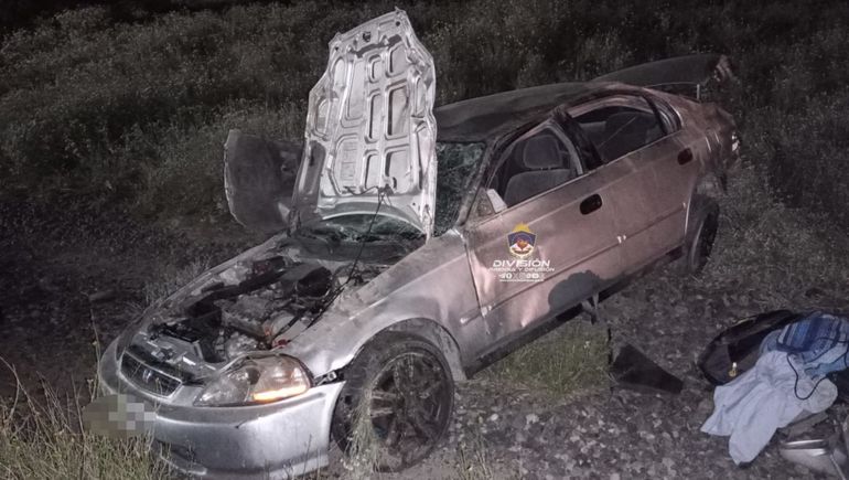 Milagro: jóvenes chocaron contra la rotonda, volcaron y están fuera de peligro