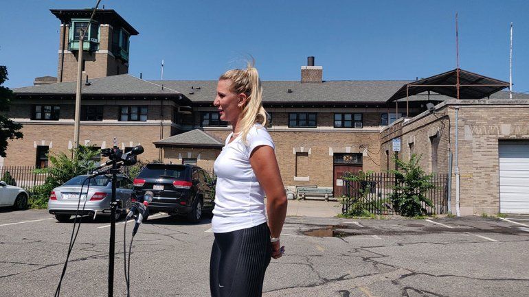 Le mostró los genitales a una militar y lo tiró al piso