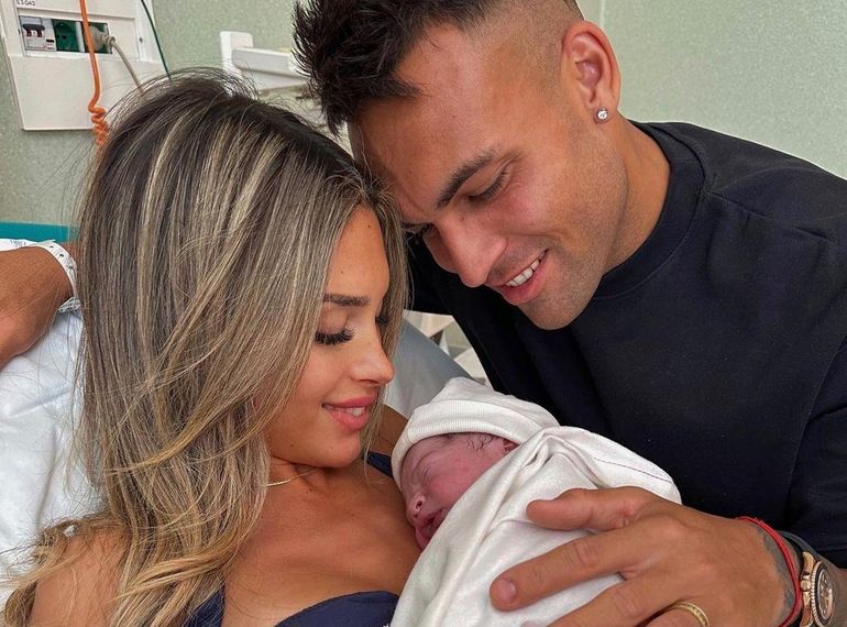 Agustina Gandolfo, Lautaro Martínez y el pequeño Theo, que nació hace tres meses. Agustina Gandolfo, Lautaro Martínez y el pequeño Theo, que nació hace tres meses.