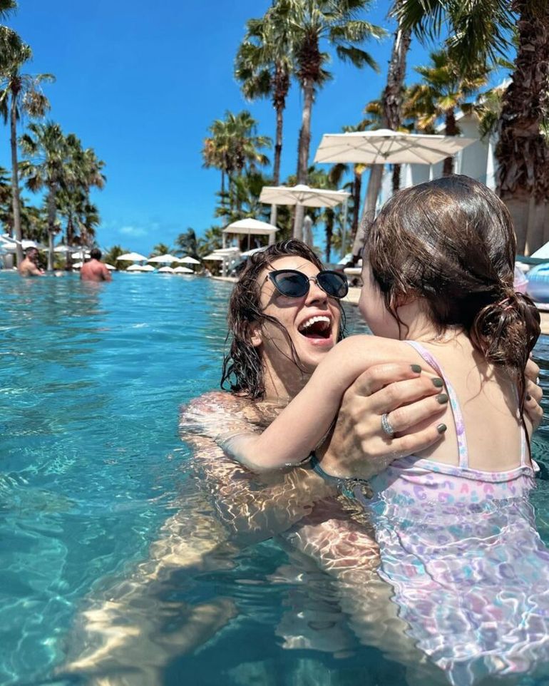 Agustina Cherri con Vera, disfrutando de la pileta. Agustina Cherri con Vera, disfrutando de la pileta.